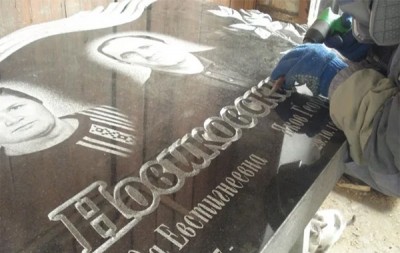 Насечка знаков на памятнике