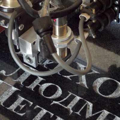 Насечка знаков на памятнике